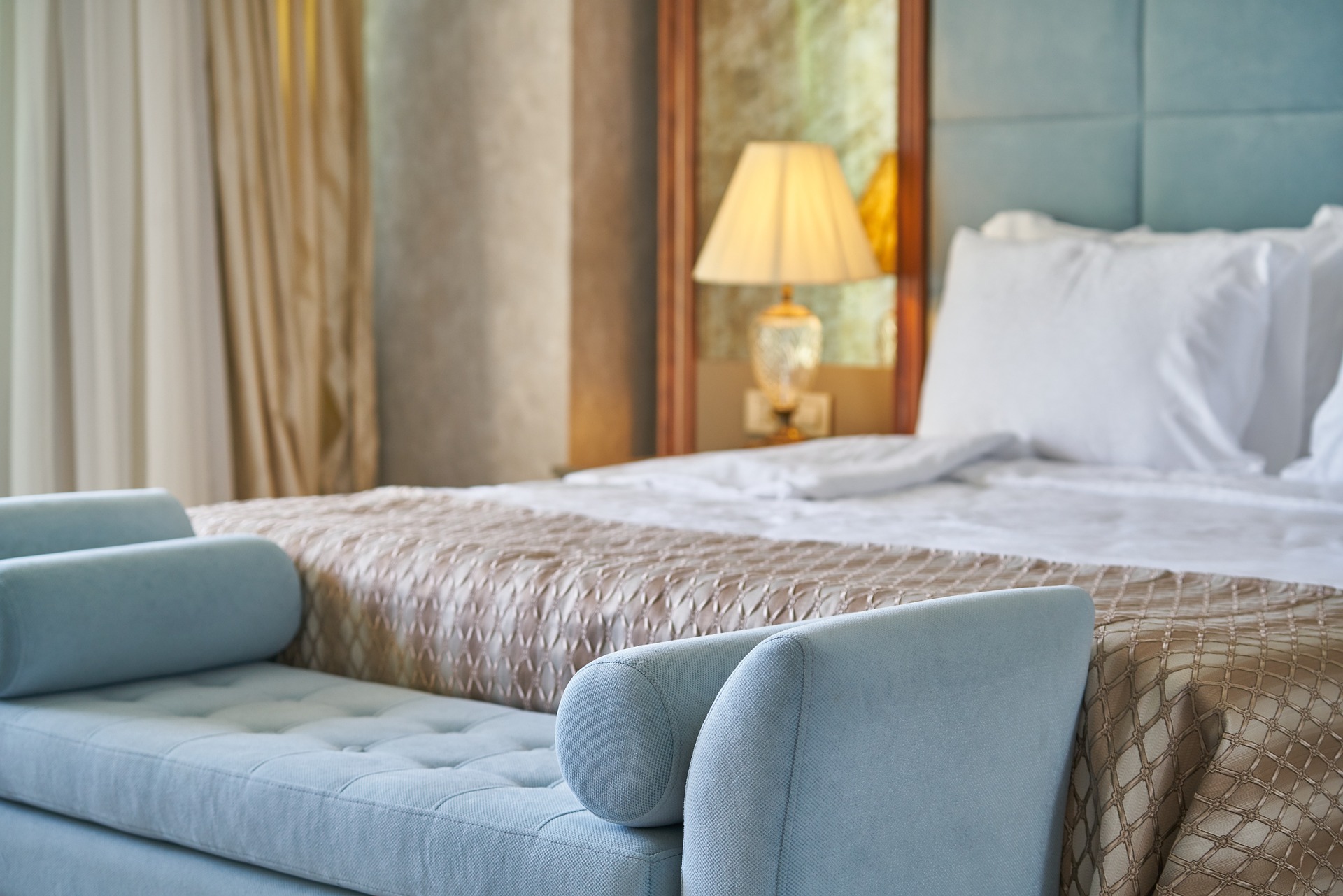 Beispielbild eines Hotelzimmers mit Bett